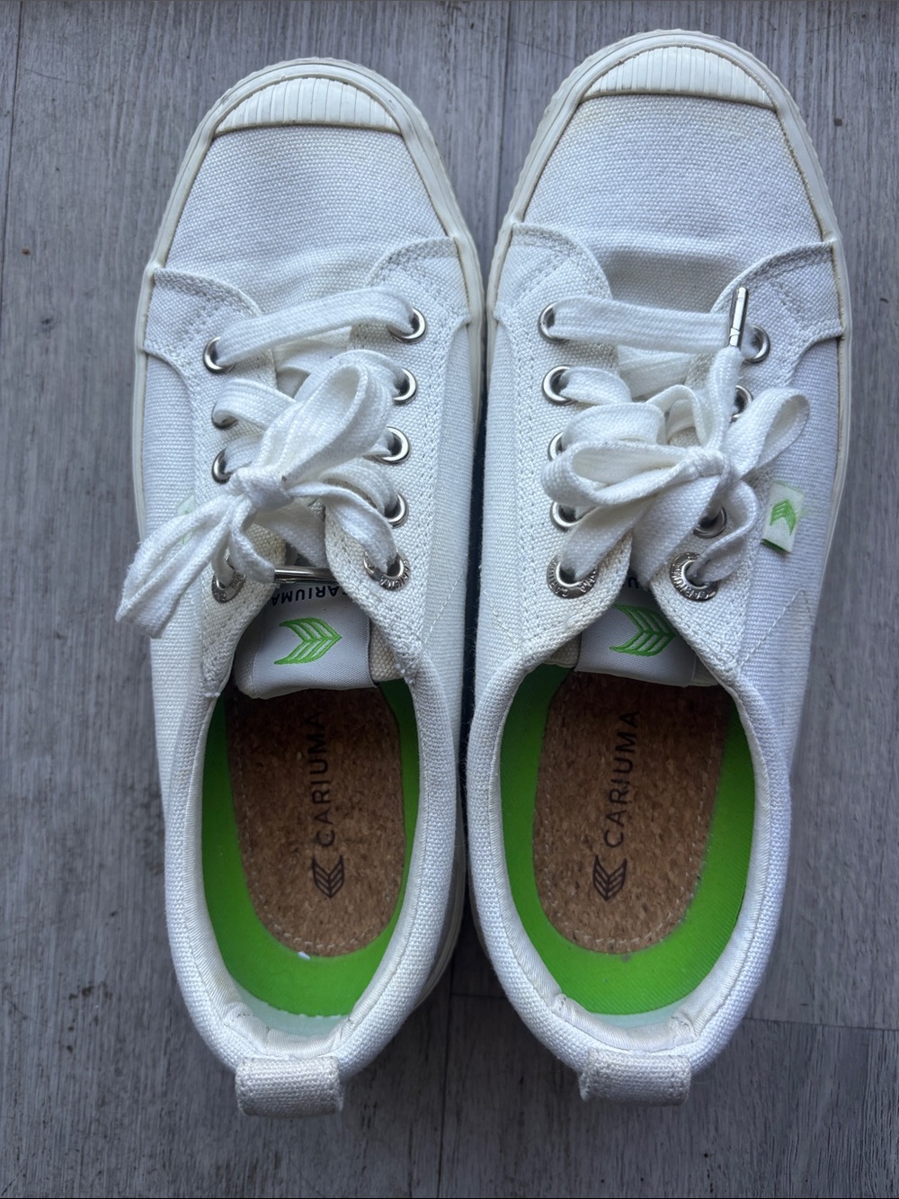 Cariuma White Canvas Low-Top Sneakers with Green Insole Accents